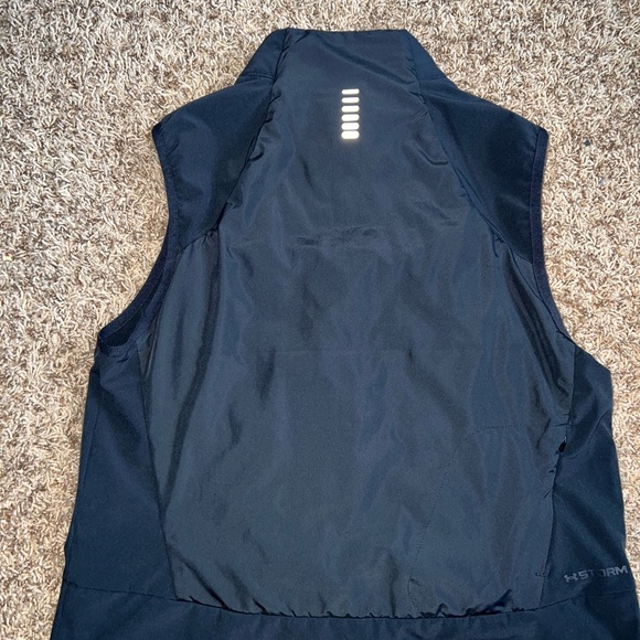 black under armour run vest - Picture 4 of 4